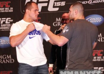 staredown_cain-velasquez_junior-dos-santos-mmanytt