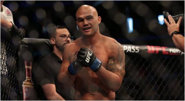 Robbie Lawler (© Vincent Carchietta-USA TODAY Sports)