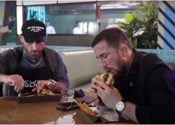 Volkanovski och Dvalishvili njuter av burgare - SE VIDEON