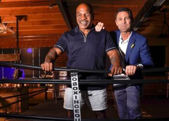 Mike Tyson CHOCKAR med övermänsklig styrka – slår sönder mittsen inför kontroversiella matchen