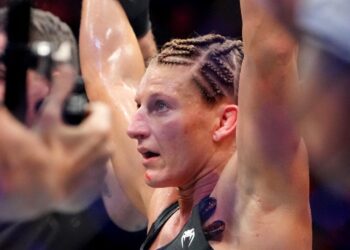 Cormier hyllar Kayla Harrison som Årets Kvinnliga Fighter: Imponerad av hennes prestationer