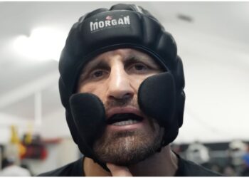 Alexander Volkanovski sparras och jagar - SE VIDEON
