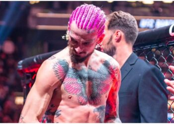 Sean O'Malley med rosa hår i dreadlocks