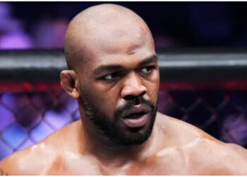 Jon Jones flyr olycksplatsen och HOTAR polis - HÖR SAMTALET