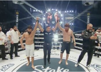 Arman Tsarukyan och Shara Bullet i grapplingmatch