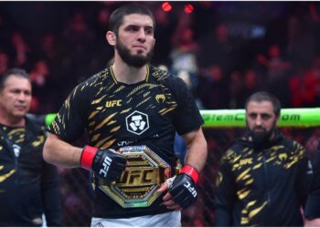 Islam Makhachev i UFC-buren med handskarna i luften