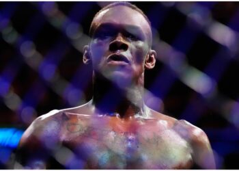Israel Adesanya under en Q&A pa traningslager i Thailand