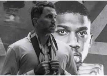 Jake Paul och Anthony Joshua i boxningsring under match