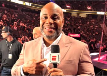 Daniel Cormier och Jon Jones i samband med gemensamt projekt