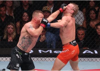Justin Gaethje och Paddy Pimblett i buren vid UFC 324