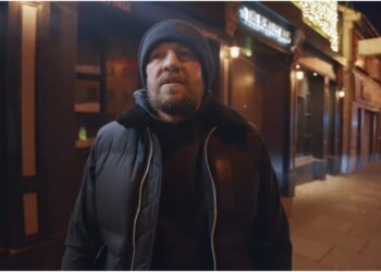 conor mcgregor utdelar klader till hemlosa