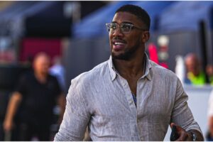 jake paul blir knockad av anthony joshua i boxningsring