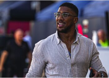 jake paul blir knockad av anthony joshua i boxningsring