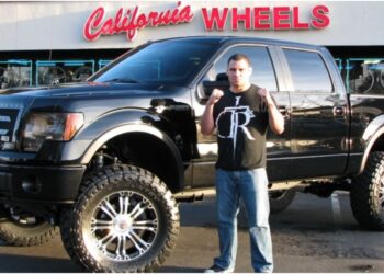 Cain Velasquez framfor svart pickup truck