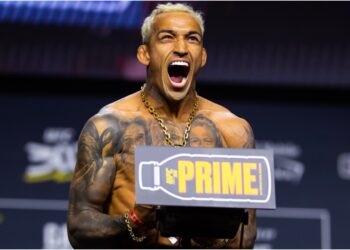 Charles Oliveira under UFC-match i buren