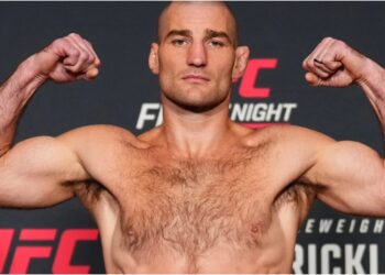 Sean Strickland slar i match mot Anthony Hernandez