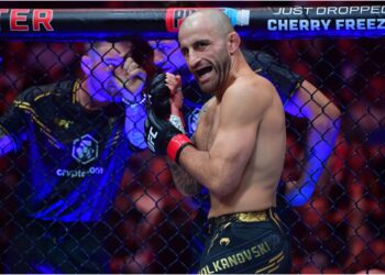 Alexander Volkanovski och Demetrious Johnson samtalar