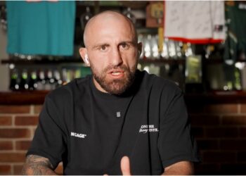 Alexander Volkanovski ror sig i buren under match