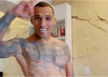 Max Holloway och Charles Oliveira under UFC 326 Embedded