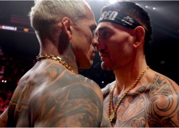 Max Holloway och Charles Oliveira vid UFC 326 invagning