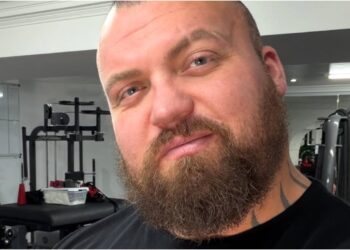 eddie hall boxing training heavy bag